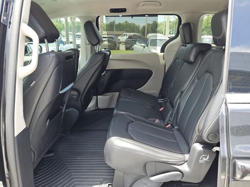 Used 2023 Chrysler Pacifica Touring-L w/ Uconnect Theater Family Group FWD image 4