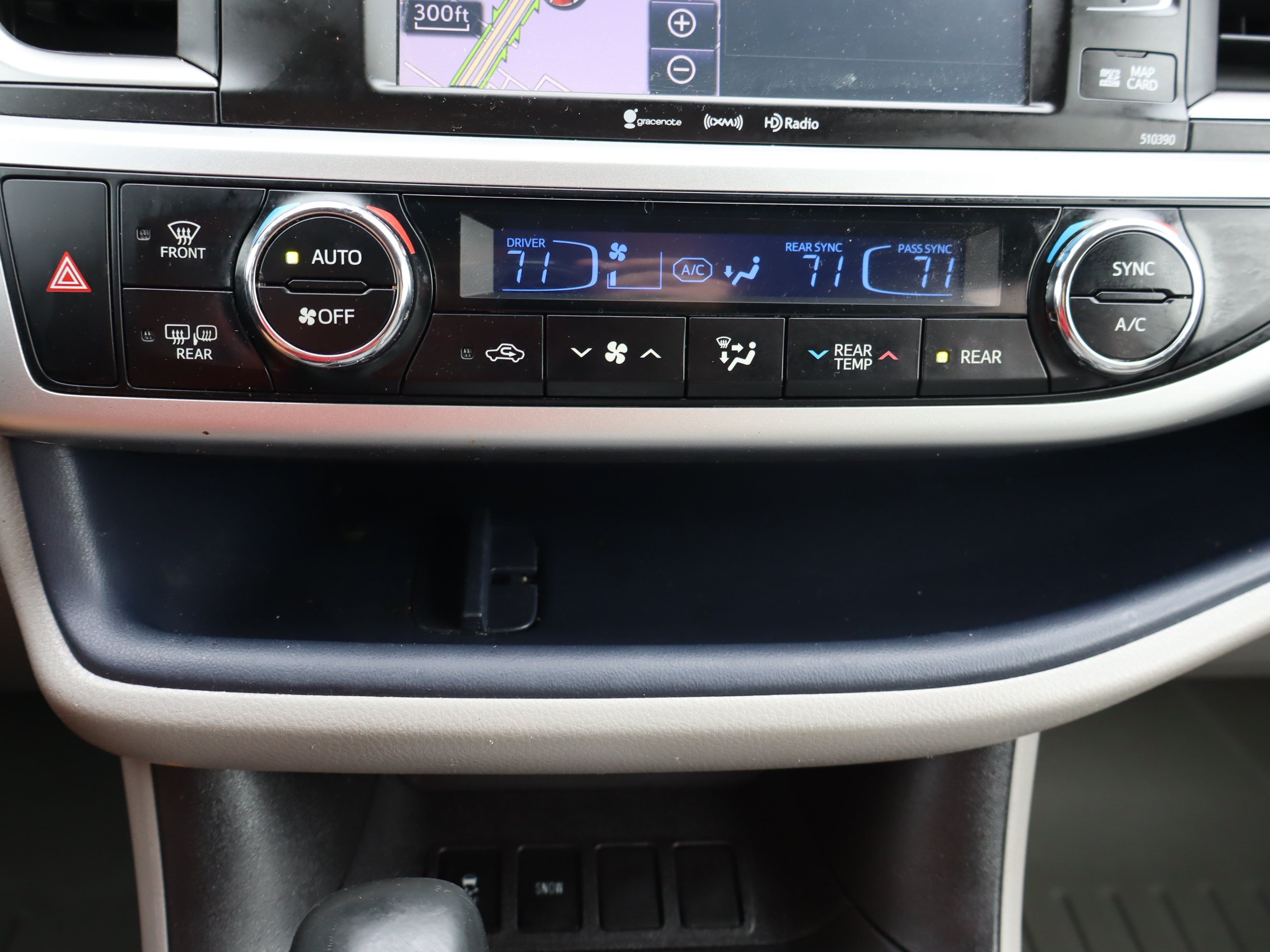 Used 2019 Toyota Highlander XLE FWD image 29