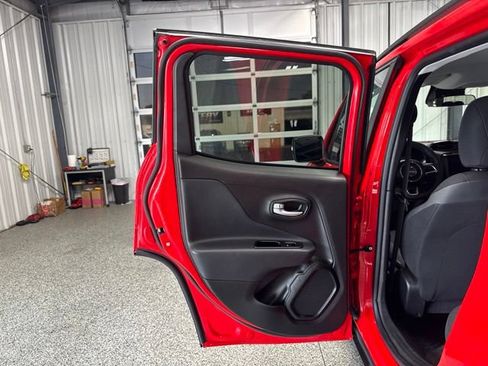 Used 2023 Jeep Renegade Latitude AWD/4WD image 16