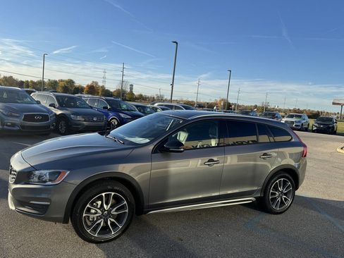 Used 2018 Volvo V60 T5 Cross Country Platinum image 43