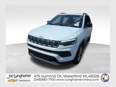 Used 2024 Jeep Compass Latitude w/ Sun and Sound Group AWD/4WD image 1