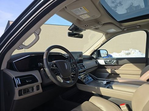 Used 2022 Lincoln Navigator Reserve image 10