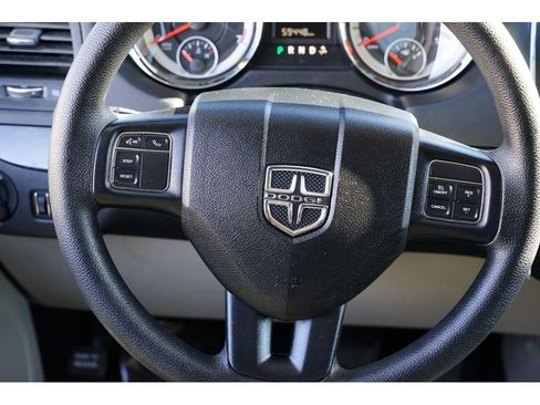 Used 2018 Dodge Grand Caravan SE w/ UConnect Hands-Free Group image 23