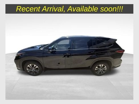 Used 2021 Toyota Highlander XLE AWD/4WD image 1