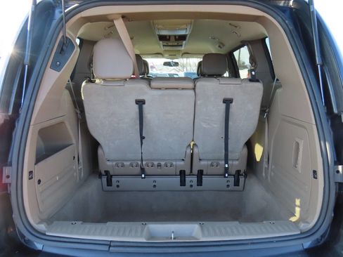 Used 2014 Chrysler Town & Country Touring image 12
