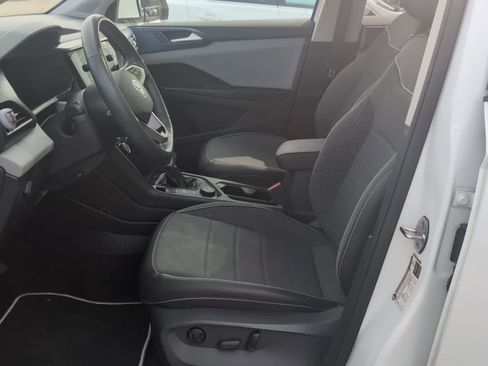 Certified 2023 Volkswagen Taos SE w/ Panoramic Sunroof Package image 6