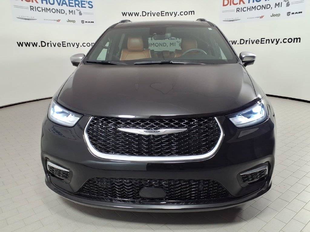 Used 2024 Chrysler Pacifica Pinnacle FWD image 2