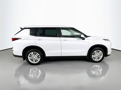 Used 2023 Mitsubishi Outlander ES image 9