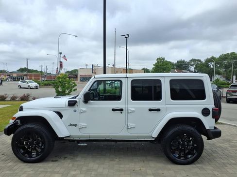 Used 2022 Jeep Wrangler Unlimited Sahara w/ Cold Weather Group AWD/4WD image 5