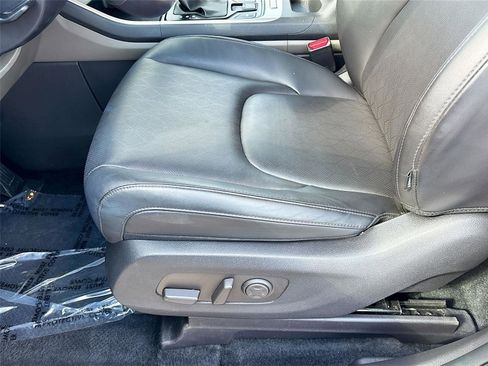 Used 2025 Kia Carnival FWD image 19