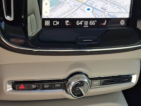 Used 2024 Volvo XC40 B5 Plus w/ Climate Package image 17