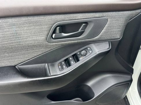 Used 2023 Nissan Rogue S AWD/4WD image 6