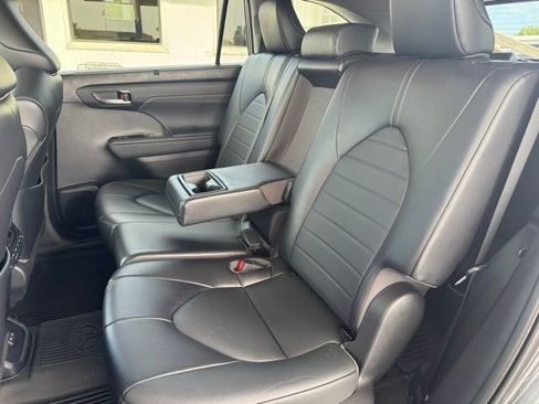 Used 2022 Toyota Highlander XLE AWD/4WD image 22