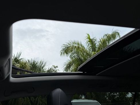 Used 2023 Volkswagen Tiguan SE w/ Panoramic Sunroof Package FWD image 21