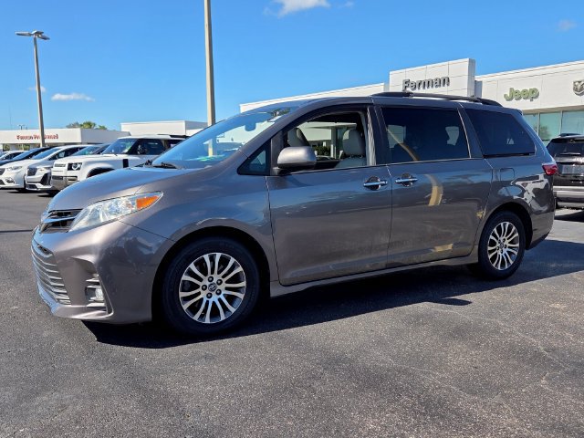 Used 2020 Toyota Sienna XLE Premium FWD image 3