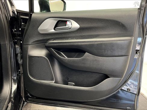 Used 2021 Chrysler Pacifica Touring-L w/ S Appearance Package FWD image 26