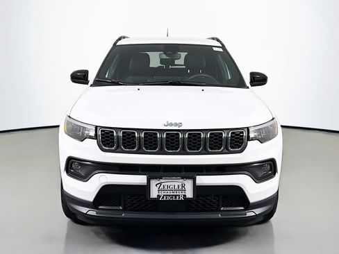 Used 2024 Jeep Compass Latitude AWD/4WD image 2