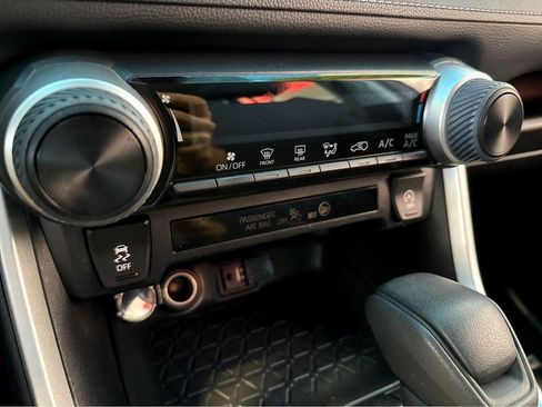 Used 2019 Toyota RAV4 LE w/ Carpet Mat Package AWD/4WD image 38