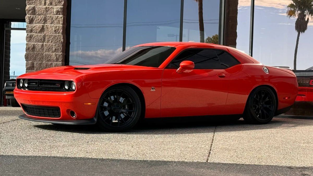 Used 2016 Dodge Challenger R/T Scat Pack w/ Leather Interior Group RWD image 3