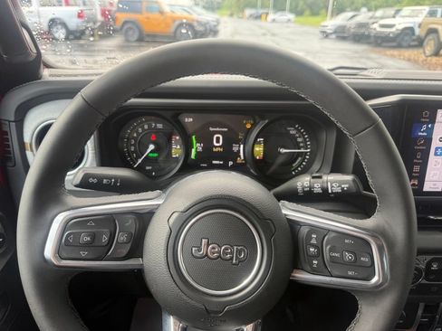 Used 2025 Jeep Wrangler Unlimited Sahara w/ Safety Group AWD/4WD image 22