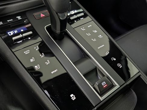 Certified 2026 Porsche Macan AWD/4WD image 31