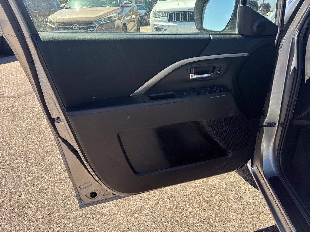 Used 2014 MAZDA MAZDA5 Sport FWD image 11