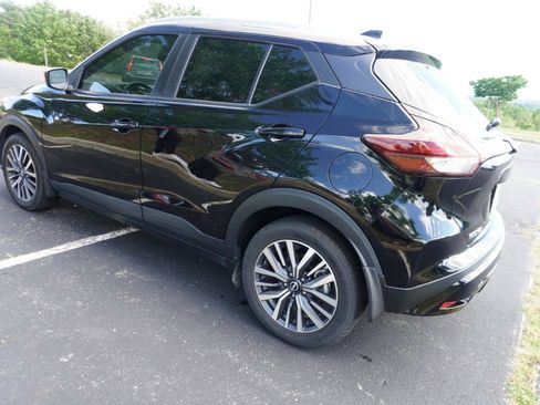 Used 2022 Nissan Kicks SV w/ Interior Electronics Package FWD image 5