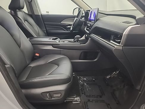 Used 2025 Toyota Grand Highlander AWD image 16