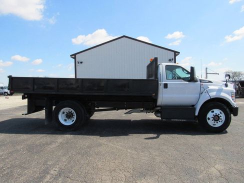 Used 2022 Ford F750 2WD Regular Cab Super Duty image 2