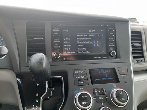 Used 2018 Toyota Sienna LE image 44