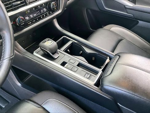 Used 2025 Nissan Pathfinder SL image 16