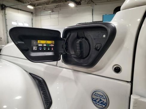 Used 2024 Jeep Wrangler Unlimited Sahara image 19