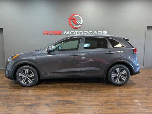 Used 2020 Kia Niro LXS FWD image 2