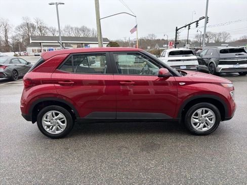 Certified 2025 Hyundai Venue SE image 4