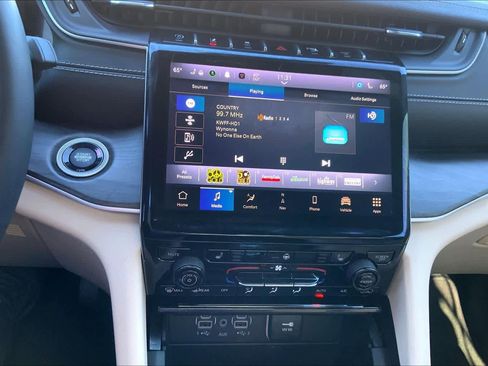 Used 2023 Jeep Grand Cherokee Limited image 31