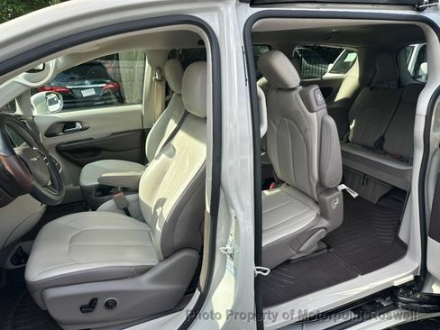 Used 2017 Chrysler Pacifica Touring-L FWD image 17