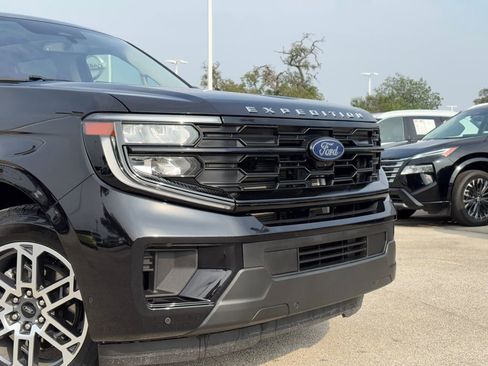 Used 2025 Ford Expedition Active AWD/4WD image 3