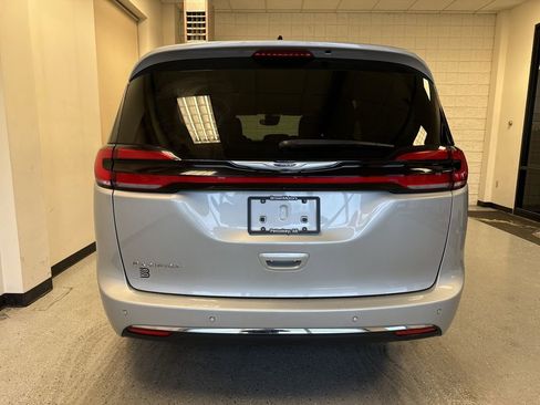 Used 2023 Chrysler Pacifica Touring-L image 20