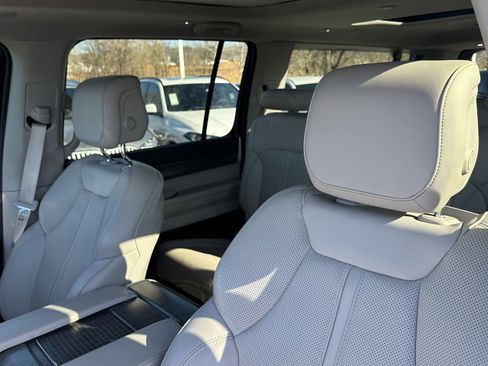 Used 2024 Jeep Wagoneer L Series III w/ Premium Group I image 18