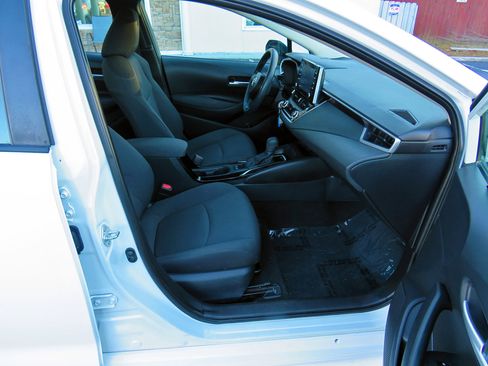 Used 2020 Toyota Corolla LE image 12