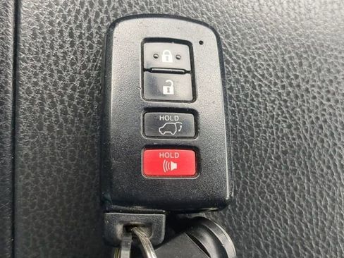 Used 2017 Toyota Highlander XLE AWD/4WD image 28