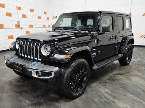 Used 2022 Jeep Wrangler Unlimited Sahara w/ Cold Weather Group image 15