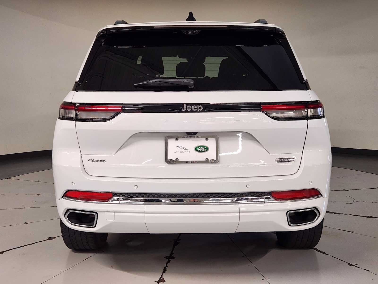Used 2023 Jeep Grand Cherokee Overland w/ Luxury Tech Group IV AWD/4WD image 10