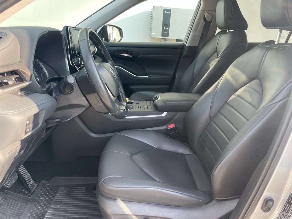 Used 2022 Toyota Highlander XLE AWD/4WD image 8