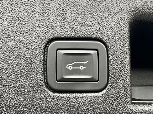 Used 2018 Chevrolet Equinox Premier image 37