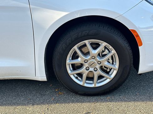 Used 2024 Chrysler Pacifica Touring-L image 12