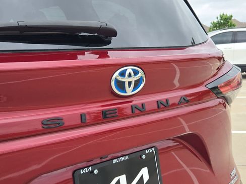 Used 2022 Toyota Sienna XSE w/ XSE Plus Package FWD image 12