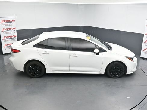 Used 2022 Toyota Corolla LE FWD image 32