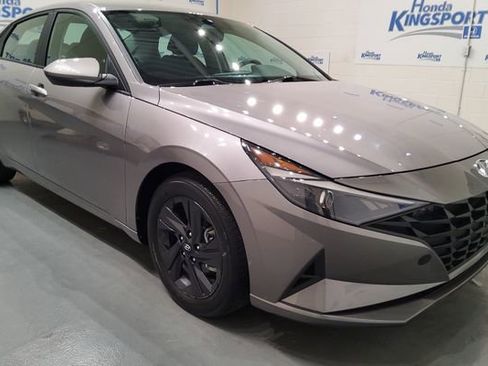 Used 2022 Hyundai Elantra SEL w/ Preferred Accessory Package FWD image 2