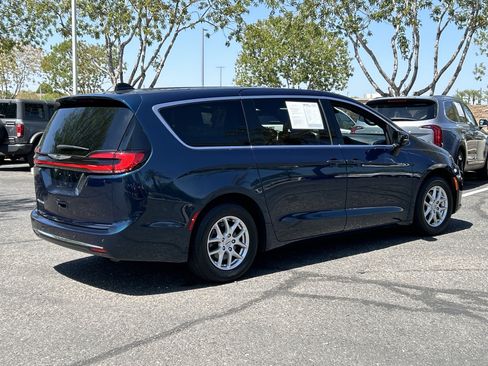 Used 2025 Chrysler Pacifica Select FWD image 4